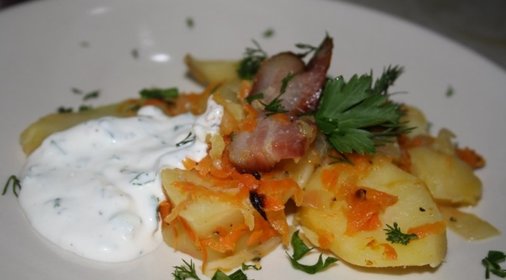 Картофель, запеченый с беконом и овощами