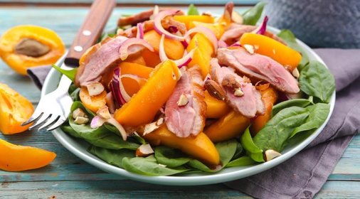 Салат из утки с кардамоном, абрикосами и луком