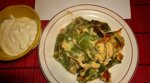 Стручковая фасоль со сметанно-чесночным соусом
