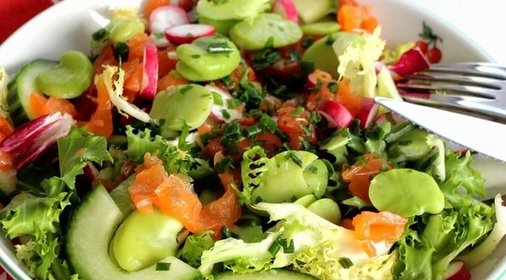 Овощной салат с копченой форелью