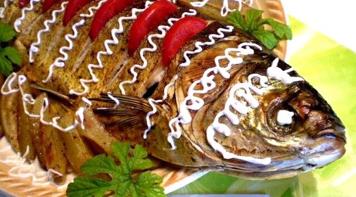 Запеченный толстолобик с картофелем