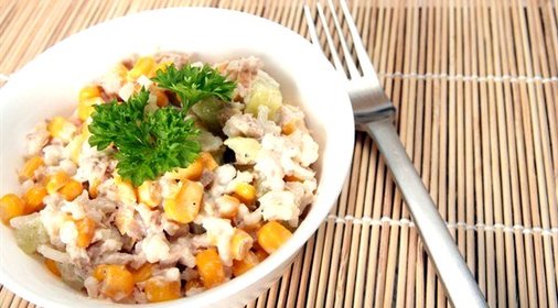 Салат с тунцом и кукурузой