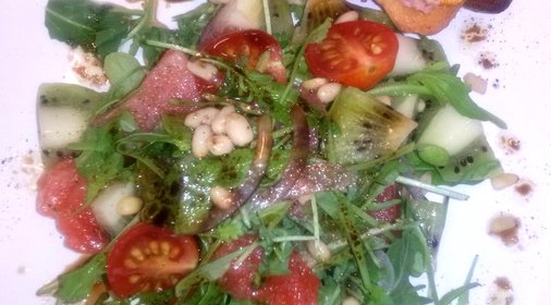 Салат с семгой, киви и кедровыми орешками