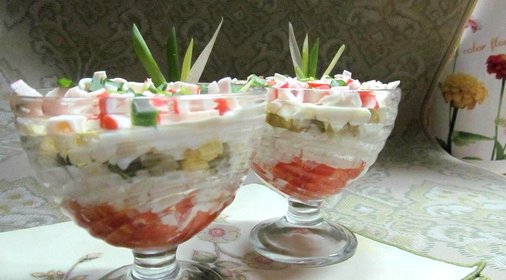 Салат из крабовых палочек с помидором и рисом