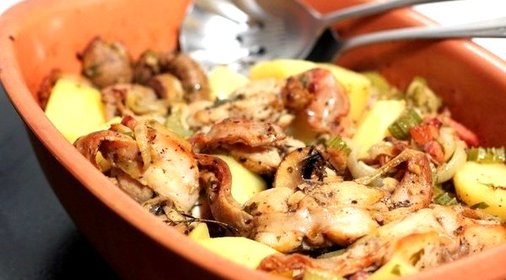 Кролик с грибами в горшочке