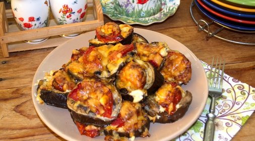 Баклажаны, запеченные с помидорами и грибами