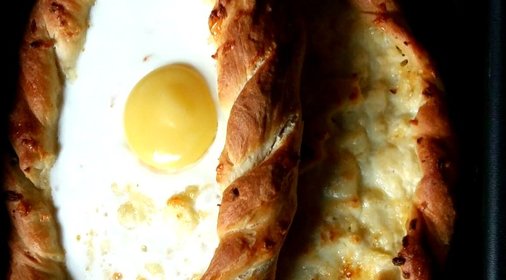 Хачапури по‑аджарски с сыром сулугуни и яйцом