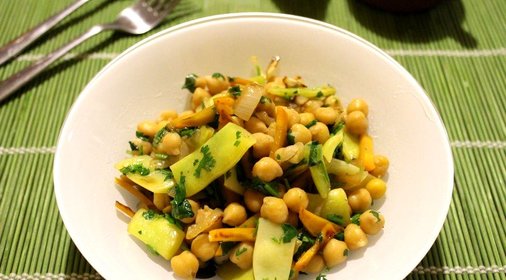 Теплый салат с нутом