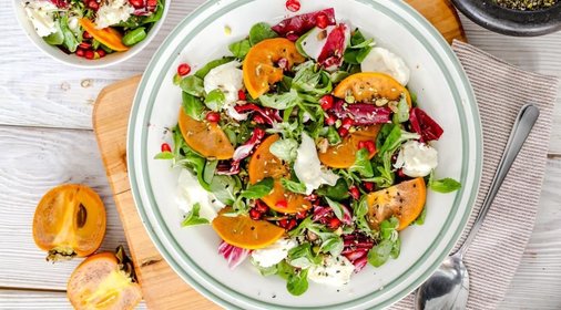 Салат с хурмой и моцареллой