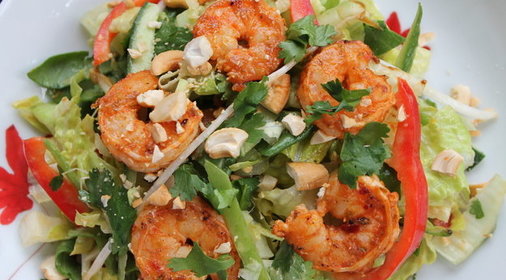 Салат с креветками и кунжутом