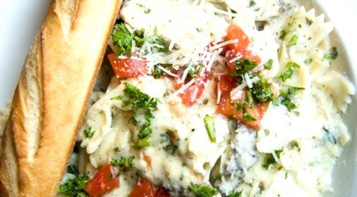 Фарфалле с курицей, грибами и рикоттой