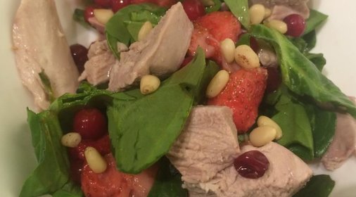 Салат с утиной грудкой, клубникой и брусникой