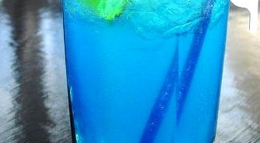 Коктейль «Голубая лагуна» с ананасом