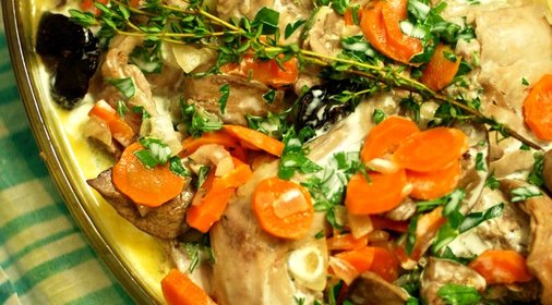 Кролик, тушеный в сметане с травами