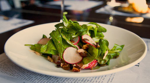 Салат из копченого лосося