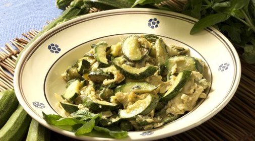 Салат из цукини с яблоками и грецкими орехами