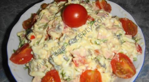 Салат с вареной колбасой яйцами и грибами