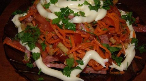 Салат с сухариками и колбасой