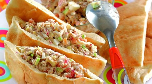 Салат с тунцом в питах