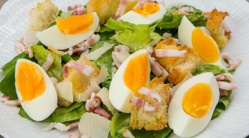 Теплый салат с яйцом и беконом за 15 минут