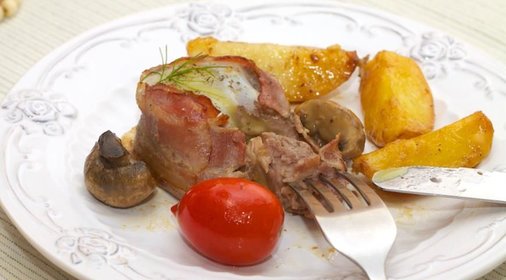 Филе-миньон в беконе с перепелиным яйцом