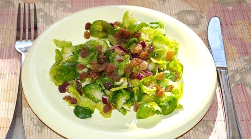 Нежнейший салат с брюссельской капустой и изюмом