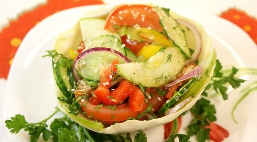 Салат из овощей с кунжутом