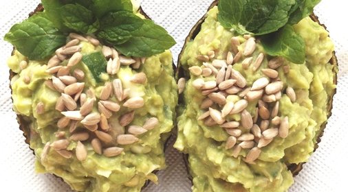 Лодочки из авокадо с креветками