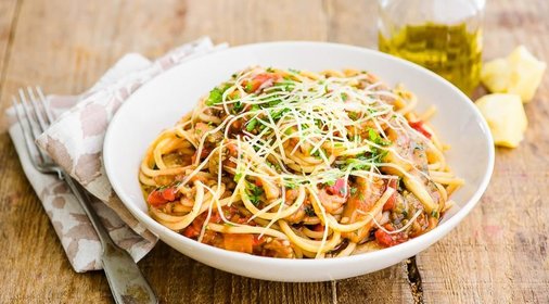Спагетти с острым томатным соусом с баклажанами