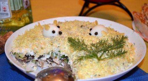 Слоеный салат с курицей и грибами