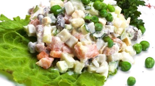 Салат из овощей с ветчиной, йогуртом и анчоусами