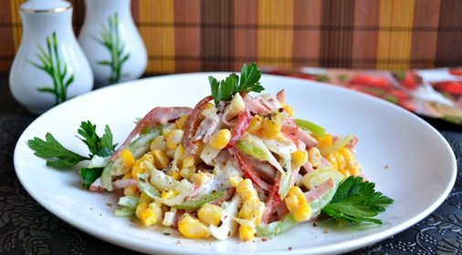 Салат с колбасой, перцем и отварной кукурузой