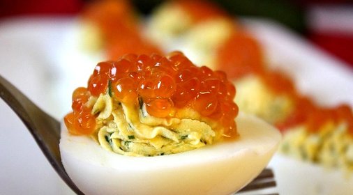 Яйца, фаршированные красной рыбой