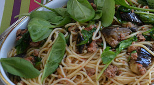 Спагетти с печеным баклажаном, ароматным пармиджано и мини-шпинатом