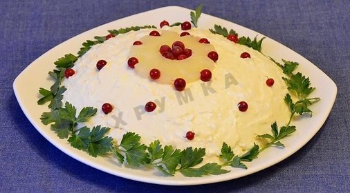 Салат с ананасами и шампиньонами слоями