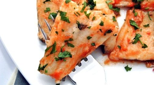 Треска в томатном соусе с черносливом и розмарином