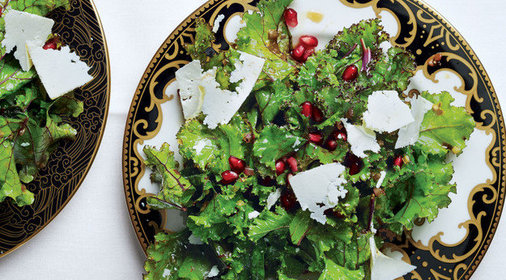 Салат с капустой кале, гранатом и рикоттой