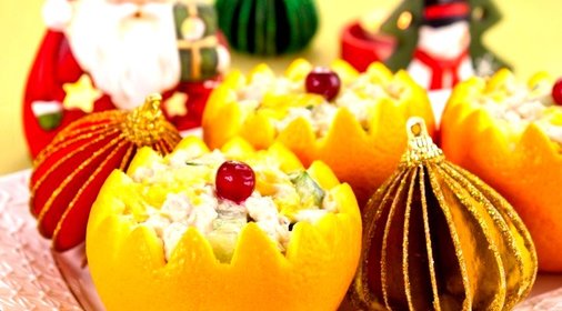 Салат с куриным филе и огурцами в апельсине