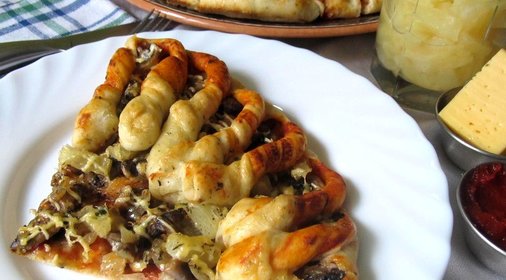 Пицца с грибами и ананасами