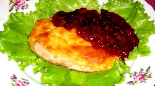 Куриное филе с брусничным соусом