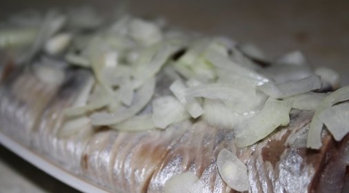 Сельдь с луком и уксусом