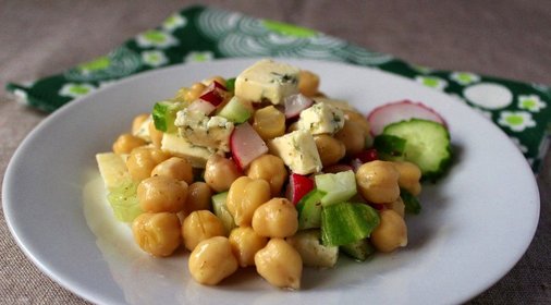 Салат из нута и огурца