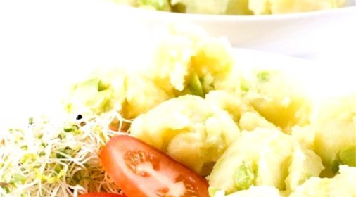 Салат из молодого картофеля с луком-шалотом и заправкой из уксуса и оливкового масла