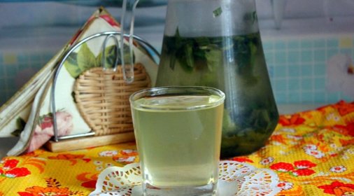 Витаминный напиток из листьев облепихи с медом и мятой