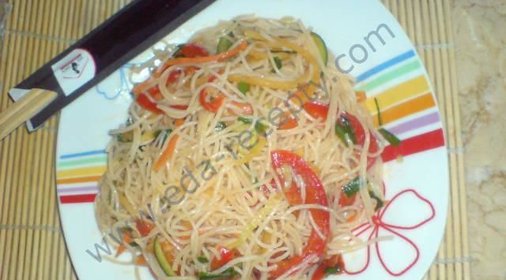 Салат фунчоза с овощами