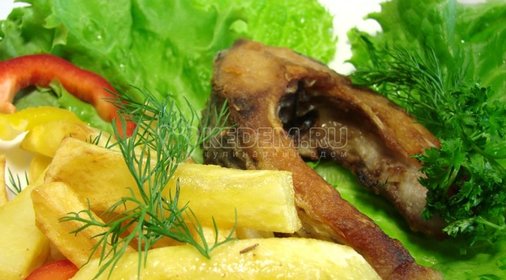 Сазан жареный с картофелем фри и листьями салата