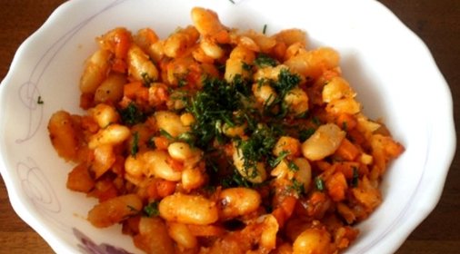 Тушеная фасоль с луком и морковью
