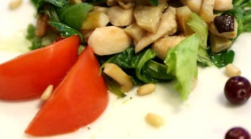 Зеленый салат с курицей и белыми грибами