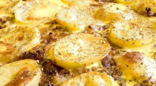 Рыба, запеченная в сметане, с картофелем и грибами