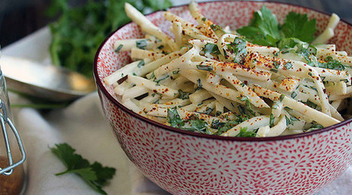 Салат из сельдерея с травами